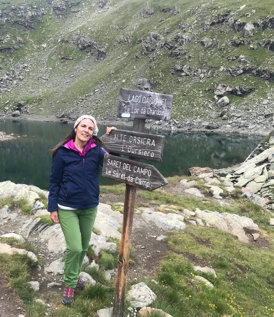 Biologa nutrizionista Paola Barral durante un'escursione in montagna