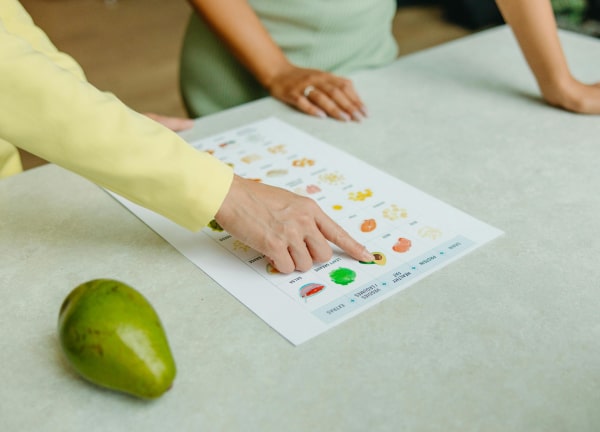Nutrizionista che mostra un piano alimentare personalizzato